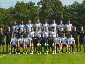 Die deutsche Fußball-Nationalmannschaft, Besetzung Confed Cup 2017, hat sich in Kelsterbach zum Mannschaftsfoto aufgestellt. Foto: Thomas Frey Die deutsche Fußball-Nationalmannschaft, Besetzung Confed Cup 2017, hat sich in Kelsterbach zum Mannschaftsfoto aufgestellt. Foto: Thomas Frey