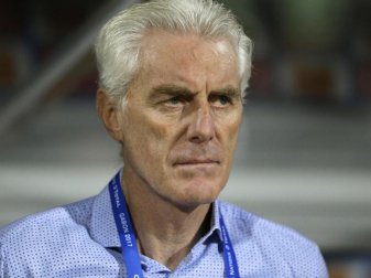 Kameruns Cheftrainer Hugo Broos kann noch nicht zufrieden sein: Seine «unzähmbaren Löwen» verloren das Testspiel gegen Kolumbien mit 0:4. Foto: Sunday Alamba Kameruns Cheftrainer Hugo Broos kann noch nicht zufrieden sein: Seine «unzähmbaren Löwen» verloren das Testspiel gegen Kolumbien mit 0:4. Foto: Sunday Alamba