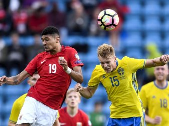Norwegens Björn Maars Johnsen (l) und Schwedens Oscar Hiljemark in Aktion. Foto: Carl Sandin/Bildbyran via ZUMA Wire Norwegens Björn Maars Johnsen (l) und Schwedens Oscar Hiljemark in Aktion. Foto: Carl Sandin/Bildbyran via ZUMA Wire