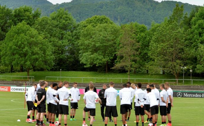 Deutschlands erstes Spiel ist am Sonntag um 18:00 Uhr