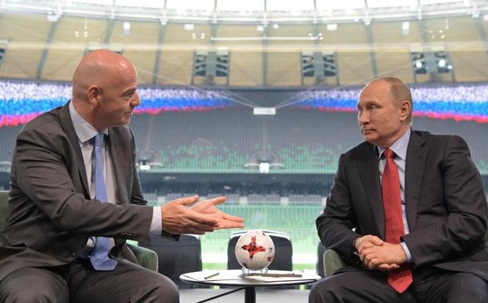 Der russische Präsident Wladimir Putin empfing FIFA-Präsident Gianni Infantino Ende Mai in Krasnador. Foto: Alexei Druzhinin/POOL SPUTNIK KREMLIN/AP