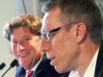 Toni Schumacher (l) und Peter Stöger bei dessen Vorstellung im Juni 2013 in Köln. Foto: Oliver Berg Toni Schumacher (l) und Peter Stöger bei dessen Vorstellung im Juni 2013 in Köln. Foto: Oliver Berg