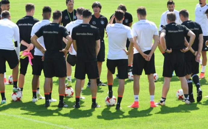 Bundestrainer Joachim Löw (M) spricht beim Training der Fußball-Nationalmannschaft in Kelsterbach zu den Spielern und Betreuern. Foto: Arne Dedert