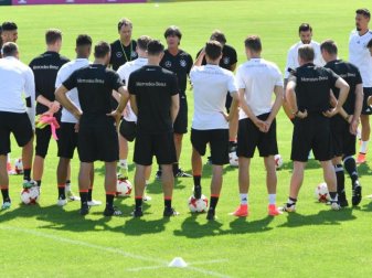 Bundestrainer Joachim Löw (M) spricht beim Training der Fußball-Nationalmannschaft in Kelsterbach zu den Spielern und Betreuern. Foto: Arne Dedert Bundestrainer Joachim Löw (M) spricht beim Training der Fußball-Nationalmannschaft in Kelsterbach zu den Spielern und Betreuern. Foto: Arne Dedert