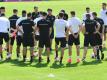 Bundestrainer Joachim Löw (M) spricht beim Training der Fußball-Nationalmannschaft in Kelsterbach zu den Spielern und Betreuern. Foto: Arne Dedert