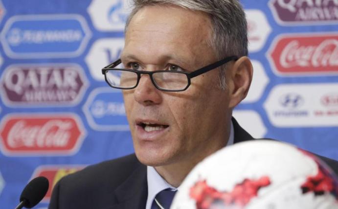 Marco van Basten setzt große Hoffnungen in den Einsatz des Video-Referees. Foto: Dmitri Lovetsky