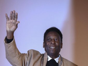 Pelé wird als Stargast bei der Eröffnungsfeier zum Confederations Cup in Sankt Petersburg erwartet. Foto: Sebastiao Moreira Pelé wird als Stargast bei der Eröffnungsfeier zum Confederations Cup in Sankt Petersburg erwartet. Foto: Sebastiao Moreira