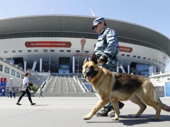 Sicherheit wird in Russland groß geschrieben: Ein Wachmann mit Hund läuft vor dem Stadion in St. Petersburg entlang. Foto: Kyodo Sicherheit wird in Russland groß geschrieben: Ein Wachmann mit Hund läuft vor dem Stadion in St. Petersburg entlang. Foto: Kyodo