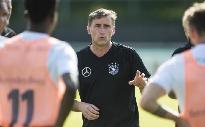 Das Team von Trainer Stefan Kuntz trifft am Sonntagabend in Tychy gegen Tschechien. Foto: Andreas Gebert