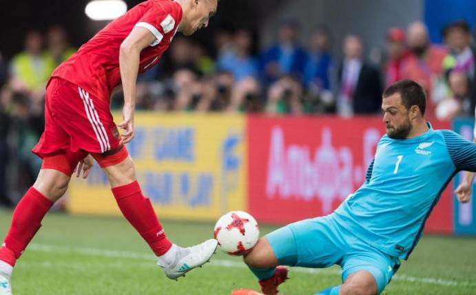 Trotz der Niederlage zeigte Neuseelands Torhüter Stefan Marinovic (r) eine starke Leistung. Foto: Marius Becker