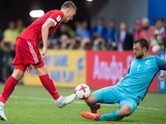 Trotz der Niederlage zeigte Neuseelands Torhüter Stefan Marinovic (r) eine starke Leistung. Foto: Marius Becker Trotz der Niederlage zeigte Neuseelands Torhüter Stefan Marinovic (r) eine starke Leistung. Foto: Marius Becker
