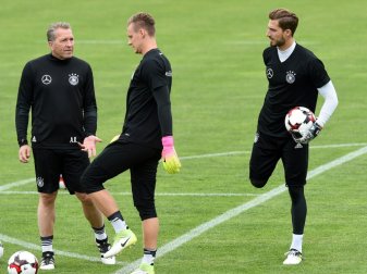 Kevin Trapp (r.) mit Bernd Leno und Andreas Köpke (l.) Kevin Trapp (r.) mit Bernd Leno und Andreas Köpke (l.)