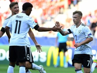 Gnabry (m.) und Meyer (r.) erzielten die beiden Tore Gnabry (m.) und Meyer (r.) erzielten die beiden Tore