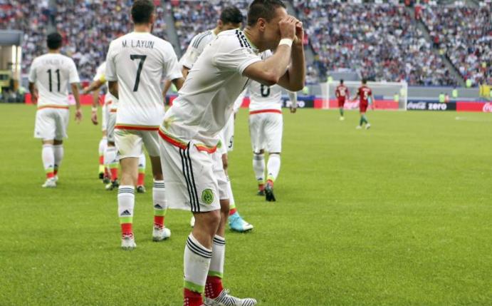 Mexikos Javier Hernández bejubelt sein Tor gegen Portugal. Foto: Thanassis Stavrakis