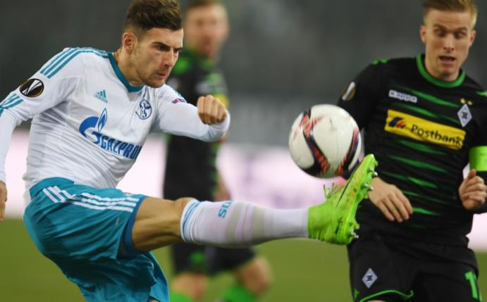 Leon Goretzka (l.) sieht personell Nachholbedarf bei S04