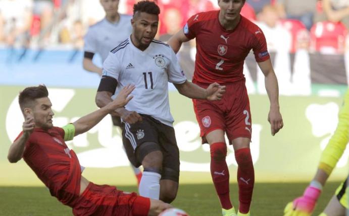 Serge Gnabry (M) machte gegen Tschechien ein starkes Spiel. Foto: Andrzej Grygiel