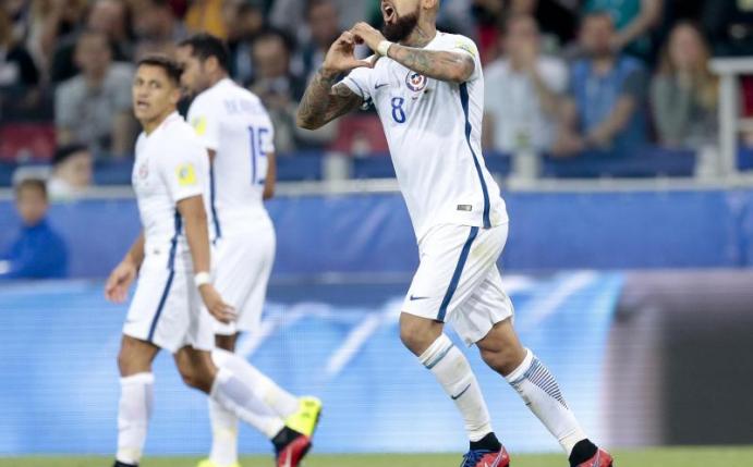 Arturo Vidal (r) bejubelt sein Tor zum 1:0 für Chile gegen Kamerun. Foto: Ivan Sekretarev