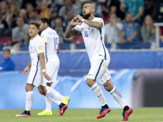 Arturo Vidal (r) bejubelt sein Tor zum 1:0 für Chile gegen Kamerun. Foto: Ivan Sekretarev Arturo Vidal (r) bejubelt sein Tor zum 1:0 für Chile gegen Kamerun. Foto: Ivan Sekretarev