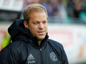 Markus Anfang begrüßt seine Spieler zum Trainingsauftakt Markus Anfang begrüßt seine Spieler zum Trainingsauftakt
