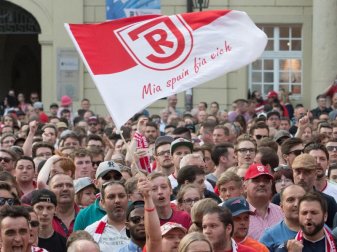 Zweitliga-Aufsteiger Regensburg braucht nach dem Weggang von Heiko Herrlich einen neuen Trainer. Foto: Armin Weigel Zweitliga-Aufsteiger Regensburg braucht nach dem Weggang von Heiko Herrlich einen neuen Trainer. Foto: Armin Weigel
