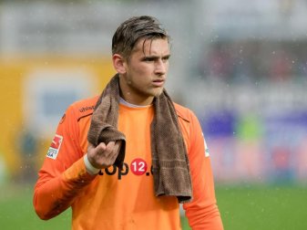 Torwart Julian Pollersbeck ist sich angeblich mit dem HSV einig. Foto: Thomas Eisenhuth Torwart Julian Pollersbeck ist sich angeblich mit dem HSV einig. Foto: Thomas Eisenhuth