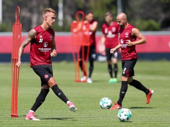 In brütender Hitze trainierte der 1. FC Nürnberg mit den Neuzugängen. Foto: Daniel Karmann In brütender Hitze trainierte der 1. FC Nürnberg mit den Neuzugängen. Foto: Daniel Karmann