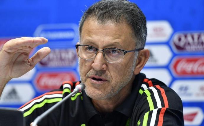 Mexikos Trainer Juan Carlos Osorio verteidigt die Sprechchöre mexikanischer Fans bei einer Pressekonferenz. Foto: Martin Meissner