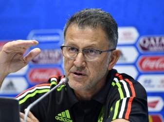 Mexikos Trainer Juan Carlos Osorio verteidigt die Sprechchöre mexikanischer Fans bei einer Pressekonferenz. Foto: Martin Meissner Mexikos Trainer Juan Carlos Osorio verteidigt die Sprechchöre mexikanischer Fans bei einer Pressekonferenz. Foto: Martin Meissner