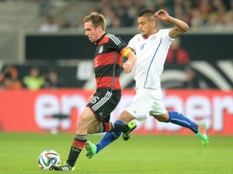 Philipp Lahm und Arturo Vidal (r) kämpfen im Länderspiel Deutschland gegen Chile am 5. März 2014 in Stuttgart um den Ball: Das letzte Aufeinandertreffen der beiden Teams endete 1:0 für die DFB-Auswahl. Foto: Bernd Weißbrod Philipp Lahm und Arturo Vidal (r) kämpfen im Länderspiel Deutschland gegen Chile am 5. März 2014 in Stuttgart um den Ball: Das letzte Aufeinandertreffen der beiden Teams endete 1:0 für die DFB-Auswahl. Foto: Bernd Weißbrod