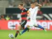 Philipp Lahm und Arturo Vidal (r) kämpfen im Länderspiel Deutschland gegen Chile am 5. März 2014 in Stuttgart um den Ball: Das letzte Aufeinandertreffen der beiden Teams endete 1:0 für die DFB-Auswahl. Foto: Bernd Weißbrod