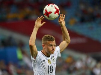 Bundestrainer Joachim Löw prophezeit Joshua Kimmich eine große Karriere. Foto: Christian Charisius Bundestrainer Joachim Löw prophezeit Joshua Kimmich eine große Karriere. Foto: Christian Charisius