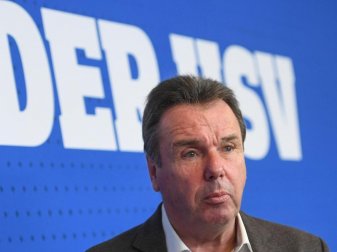HSV-Vorstandschef Heribert Bruchhagen muss sparen: «Dazu gibt es keine Alternative.» Foto: Axel Heimken HSV-Vorstandschef Heribert Bruchhagen muss sparen: «Dazu gibt es keine Alternative.» Foto: Axel Heimken