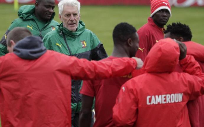 Der Trainer der Nationalmannschaft von Kamerun, Hugo Broos, leitet in St. Petersburg das Training seiner Mannschaft. Foto: Dmitri Lovetsky