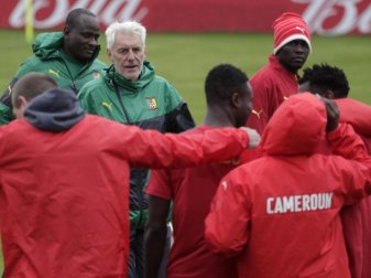 Der Trainer der Nationalmannschaft von Kamerun, Hugo Broos, leitet in St. Petersburg das Training seiner Mannschaft. Foto: Dmitri Lovetsky Der Trainer der Nationalmannschaft von Kamerun, Hugo Broos, leitet in St. Petersburg das Training seiner Mannschaft. Foto: Dmitri Lovetsky