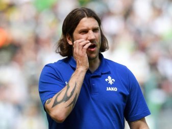 Trainer Torsten Frings bittet seine Spieler zum Trainingsauftakt. Foto: Federico Gambarini Trainer Torsten Frings bittet seine Spieler zum Trainingsauftakt. Foto: Federico Gambarini