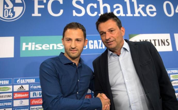 Der neue Schalke-Trainer Domenico Tedesco (l) und Sportvorstand Christian Heidel werden eng zusammenarbeiten. Foto: Bernd Thissen
