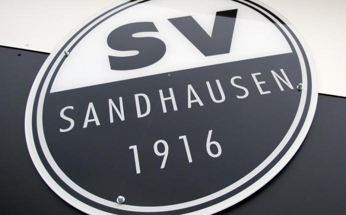Das Logo des SV Sandhausen ist an der Geschäftsstelle zu sehen. Foto: Daniel Naupold