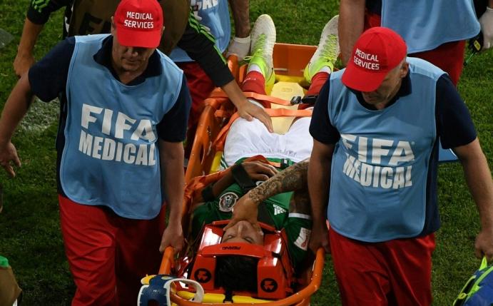 Salcedo wurde auf einer Trage vom Platz getragen 