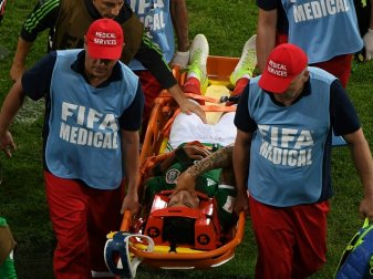 Salcedo wurde auf einer Trage vom Platz getragen Salcedo wurde auf einer Trage vom Platz getragen