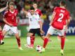 Nadiem Amiri setzt sich gegen die Dänen Andreas Maxsö (l) und Frederik Holst (r) durch und verwandelt zum 3:0. Foto: Jan Woitas