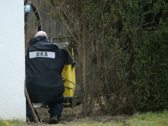 Sprengsätze waren in einer Hecke positioniert Sprengsätze waren in einer Hecke positioniert