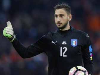 Die Zukunft von Italiens Torwarttalent Gianluigi Donnarumma ist noch ungeklärt. Foto: Peter Dejong Die Zukunft von Italiens Torwarttalent Gianluigi Donnarumma ist noch ungeklärt. Foto: Peter Dejong