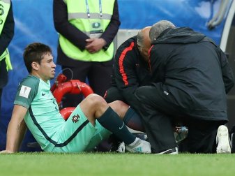 Guerreiro (l.) war offenbar bereits vorher verletzt Guerreiro (l.) war offenbar bereits vorher verletzt