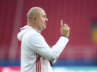 Russlands Trainer Stanislaw Tschertschessow gibt sich nach der Niederlage gegen Portugal gelassen. Foto: Denis Tyrin Russlands Trainer Stanislaw Tschertschessow gibt sich nach der Niederlage gegen Portugal gelassen. Foto: Denis Tyrin