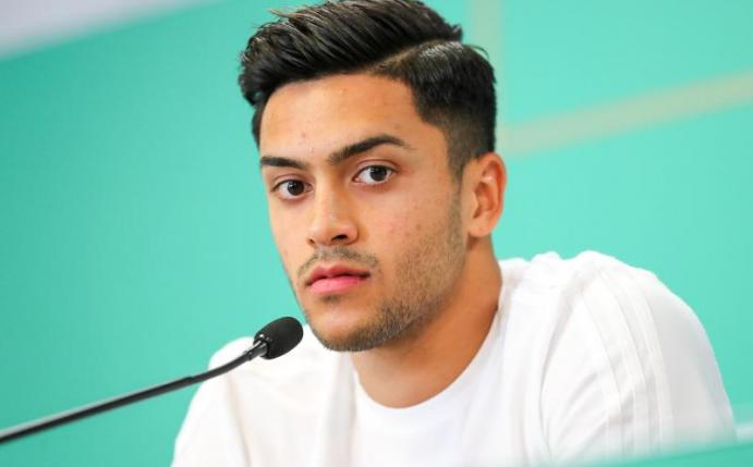 U21-Spieler Nadiem Amiri sitzt in der Pressekonferenz auf dem Podium. Foto: Jan Woitas