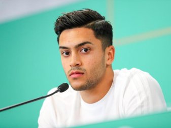 U21-Spieler Nadiem Amiri sitzt in der Pressekonferenz auf dem Podium. Foto: Jan Woitas U21-Spieler Nadiem Amiri sitzt in der Pressekonferenz auf dem Podium. Foto: Jan Woitas