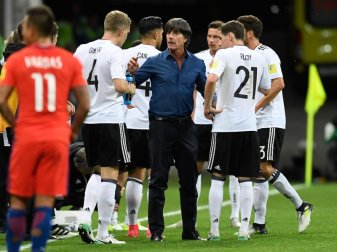 Joachim Löw (M.) wechselte gegen Chile keinen Spieler aus. Foto: Marius Becker Joachim Löw (M.) wechselte gegen Chile keinen Spieler aus. Foto: Marius Becker