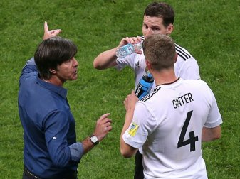 Keine Wechsel gegen Chile: Joachim Löw (l.) Keine Wechsel gegen Chile: Joachim Löw (l.)