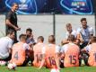 Der U21-Trainer Stefan Kuntz spricht mit seinen jungen Spielern. Foto: Jan Woitas