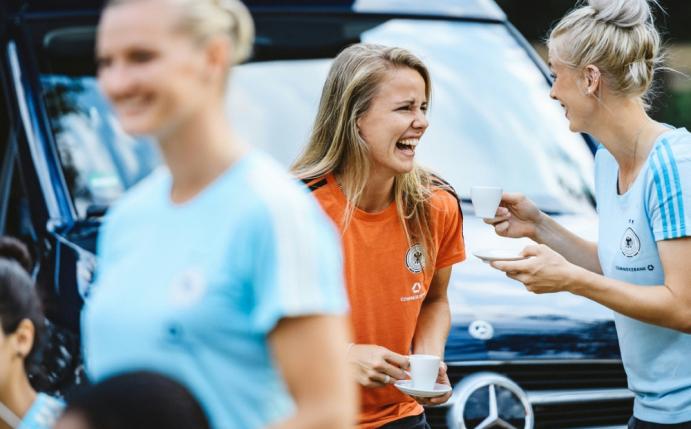DFB-Frauen mit viel Spaß beim Foto-Shooting